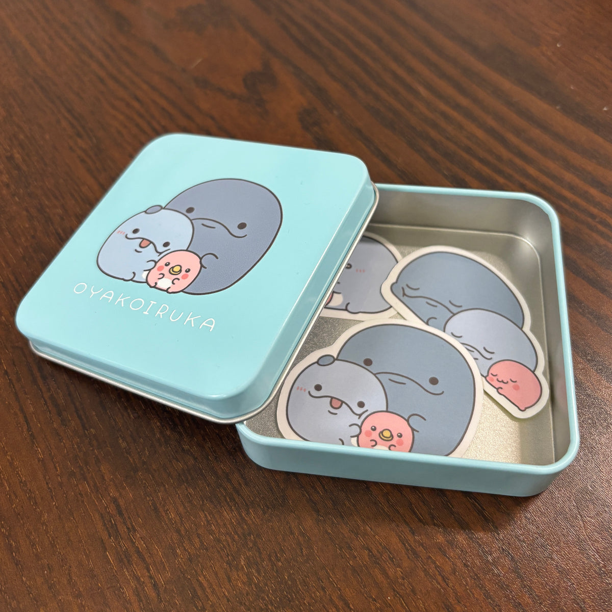 【親子イルカ】スクエア缶&ステッカーセット【12月中旬発送】