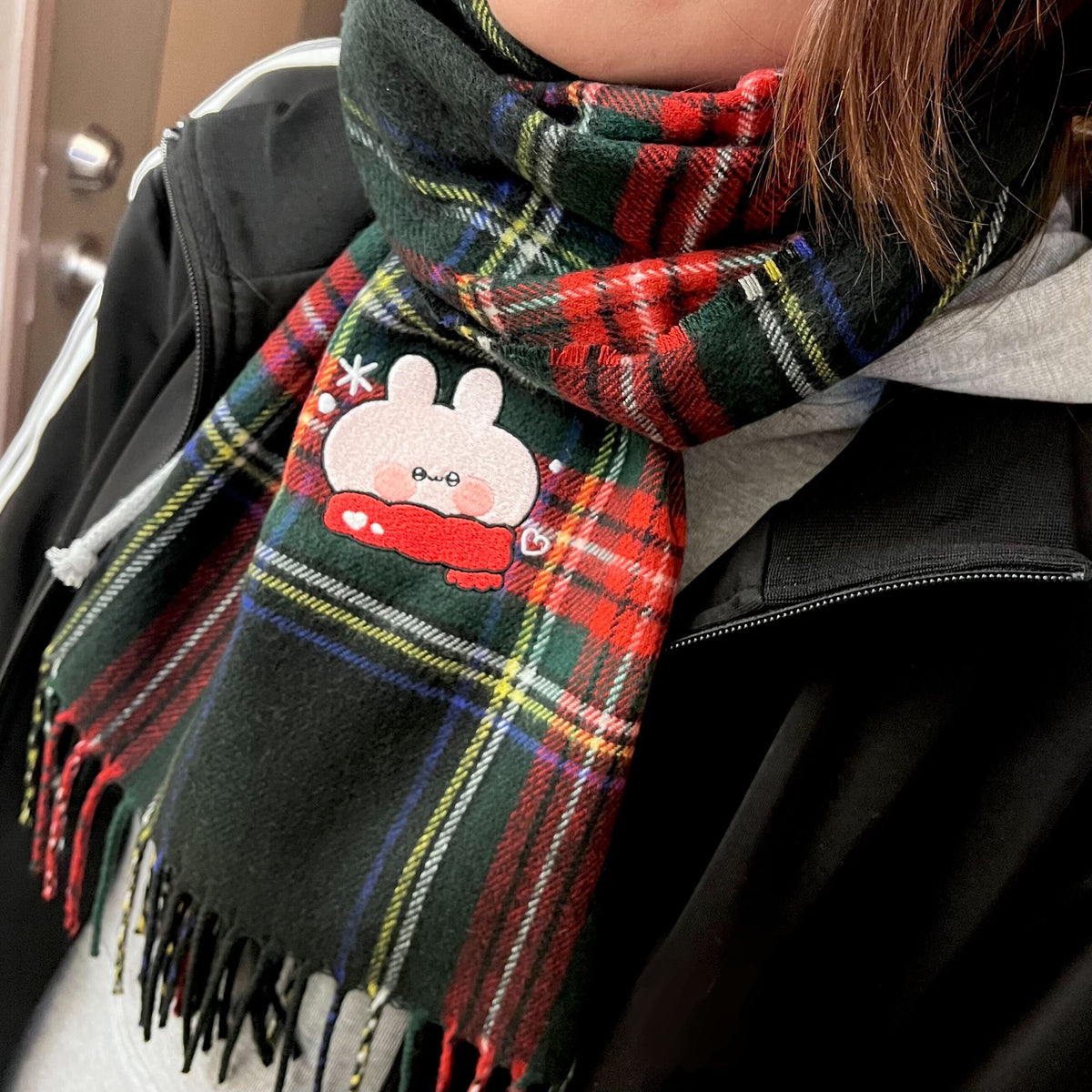 【あさみみちゃん】冬はほっぺを赤くして♡かわみみ刺繍マフラー