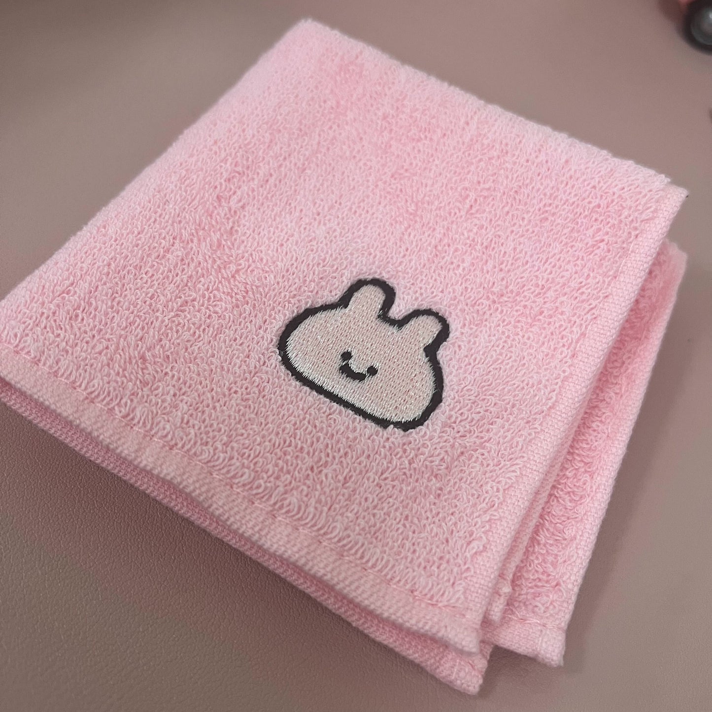 [Asamimi-chan] Okao embroidered handkerchief (ASAMIMI BASIC 2023 September) [Shipped in mid-November]