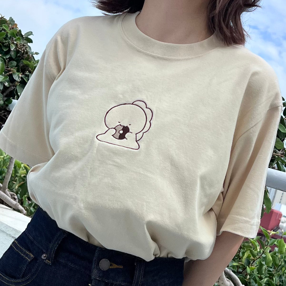 【困りザウルス】ドーナツもぐもぐ刺繍Tシャツ【9月下旬発送】