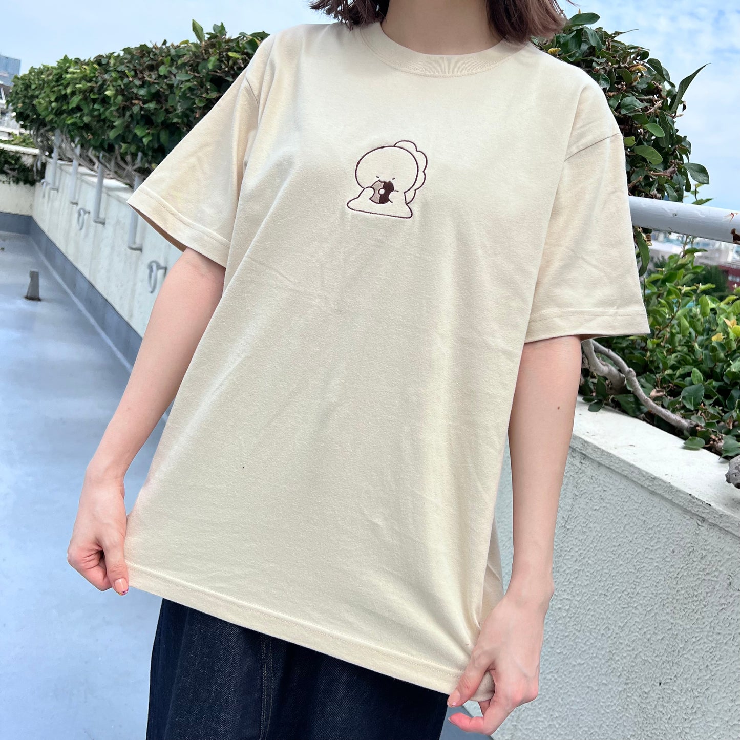 【困りザウルス】ドーナツもぐもぐ刺繍Tシャツ【9月下旬発送】