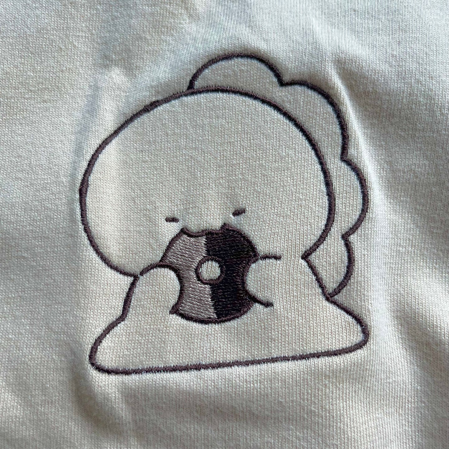 【困りザウルス】ドーナツもぐもぐ刺繍Tシャツ【9月下旬発送】